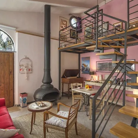 Queen Bed & Breakfast *